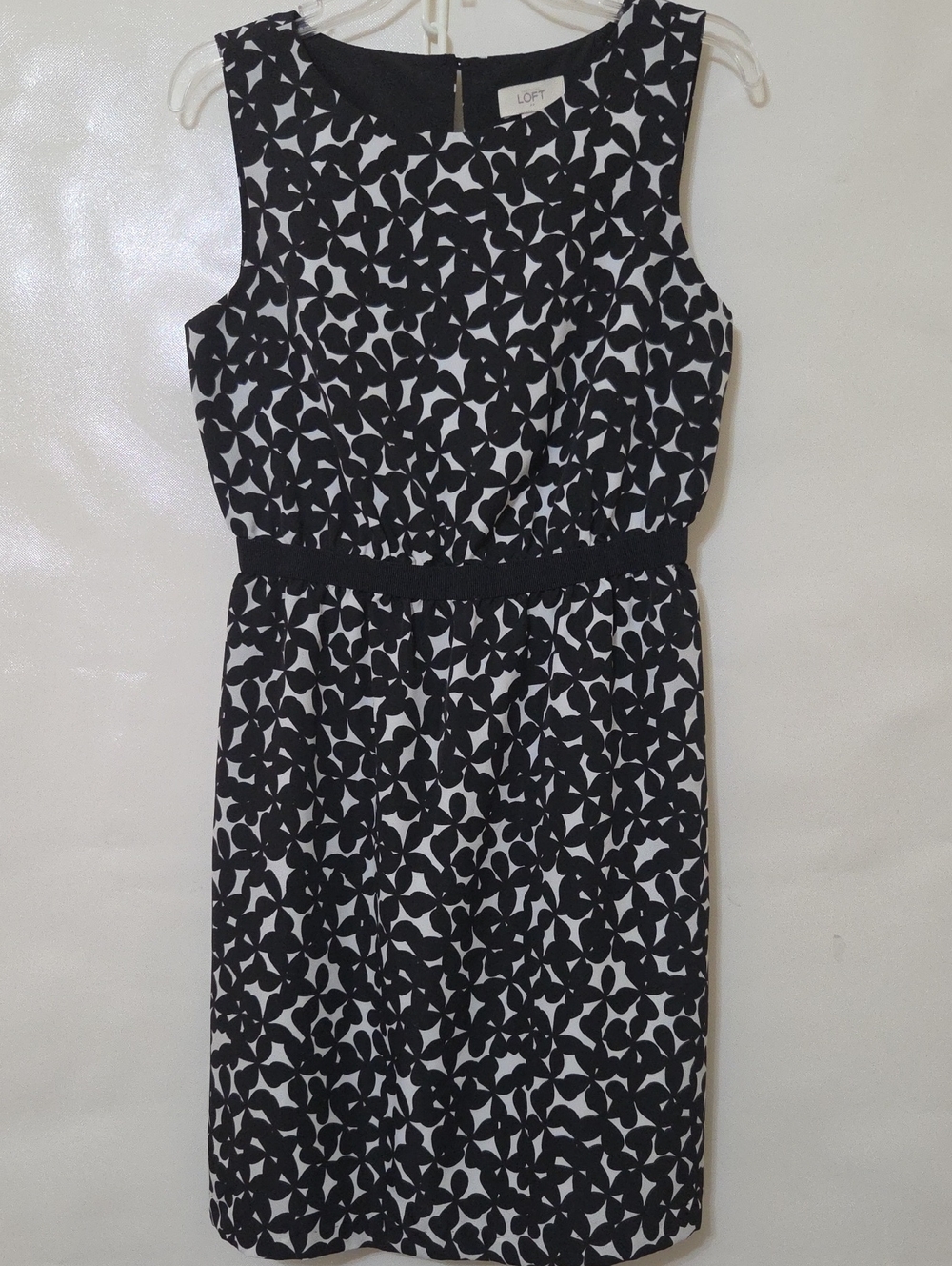 Ann Taylor LOFT Black and White Sleeveless Patterned Sheath Dress - Size Small